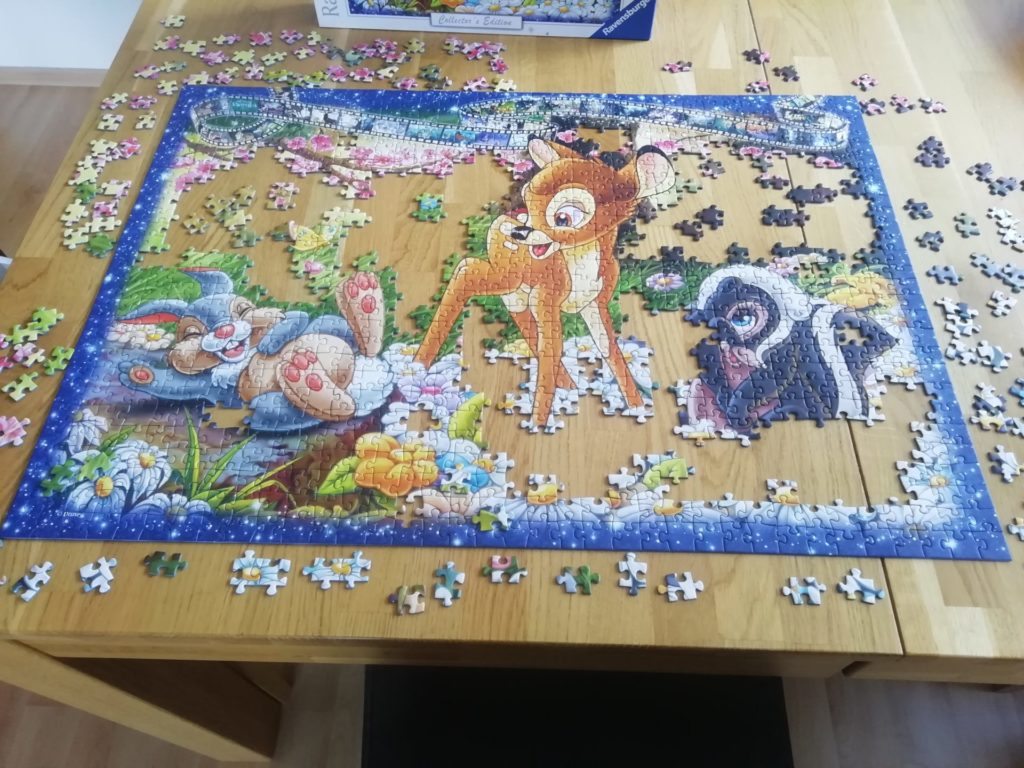 Dieses Bild stellt symbolisch das Leben als Puzzle dar.